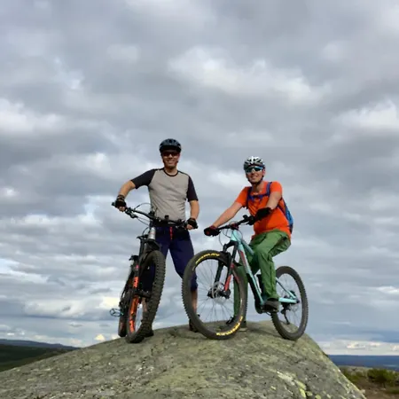 Stylish 4-bedroom With Mountain Views! דירה