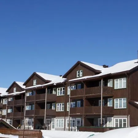 Stylish 4-bedroom With Mountain Views! דירה *