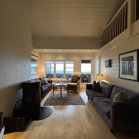 Stylish 4-bedroom With Mountain Views!