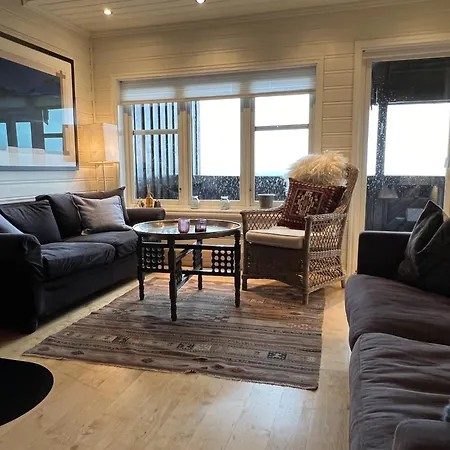 Stylish 4-bedroom With Mountain Views!