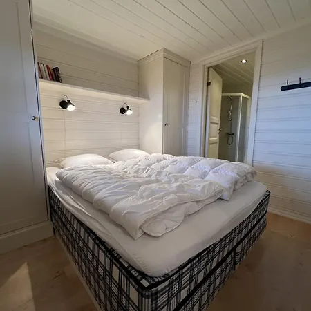 Stylish 4-bedroom With Mountain Views! شقة