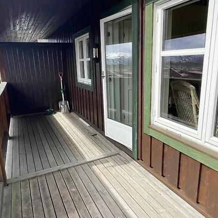 Stylish 4-bedroom With Mountain Views! شقة