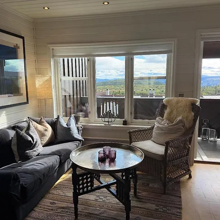 Stylish 4-bedroom With Mountain Views! Leilighet