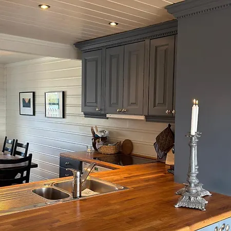 Stylish 4-bedroom With Mountain Views! *