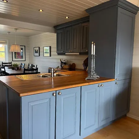Stylish 4-bedroom With Mountain Views! Leilighet