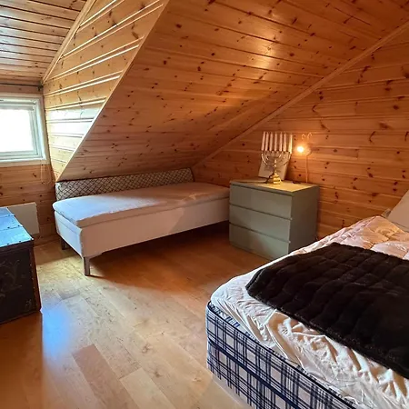 Stylish 4-bedroom With Mountain Views! Leilighet *