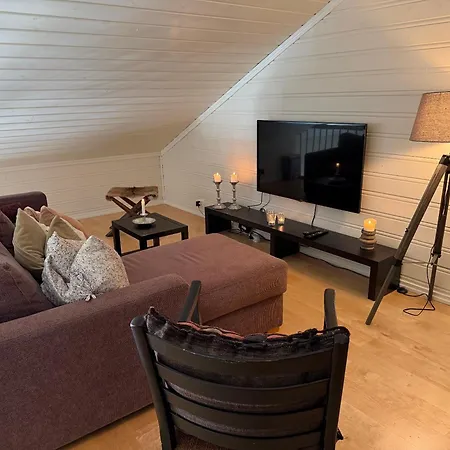 Stylish 4-bedroom With Mountain Views!