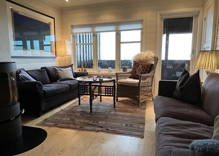 Stylish 4-bedroom With Mountain Views!