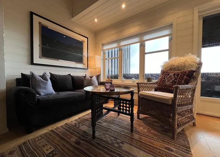 Stylish 4-bedroom With Mountain Views! *