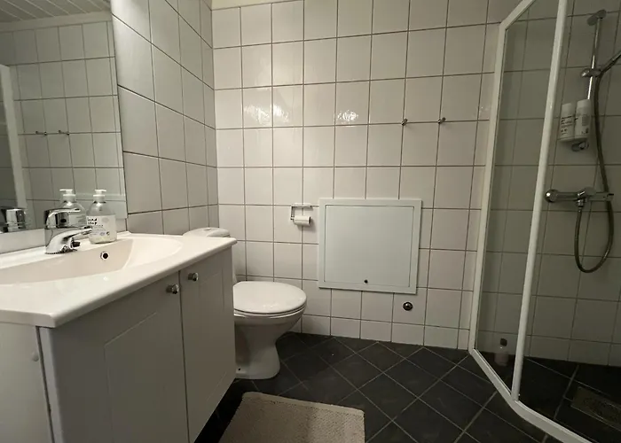 Stylish 4-bedroom With Mountain Views!