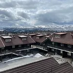 Stylish 4-bedroom With Mountain Views! Beitostolen