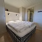 Stylish 4-bedroom With Mountain Views! Appartement