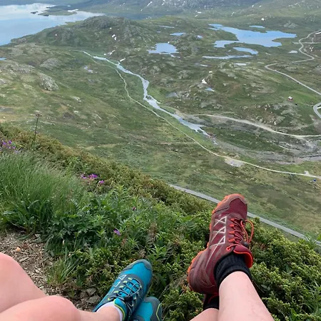 Stylish 4-bedroom With Mountain Views! 公寓 *