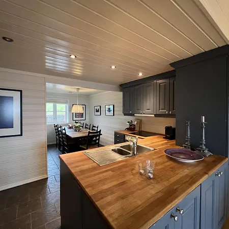 Stylish 4-bedroom With Mountain Views!