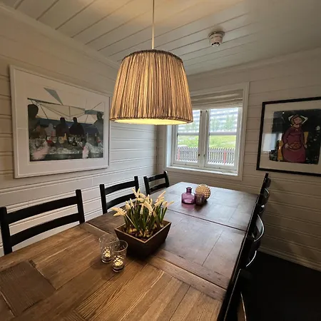 Stylish 4-bedroom With Mountain Views!