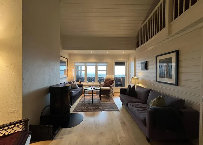 Stylish 4-bedroom With Mountain Views! Lägenhet *