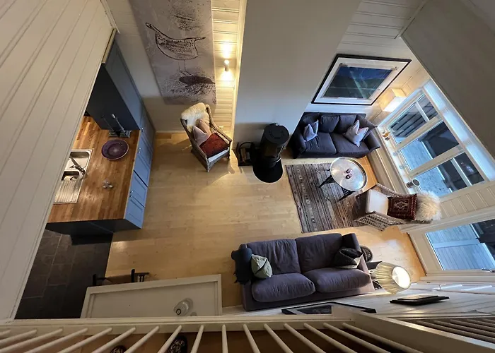 Stylish 4-bedroom With Mountain Views!