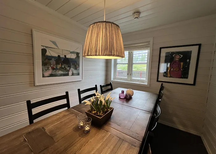 Stylish 4-bedroom With Mountain Views!