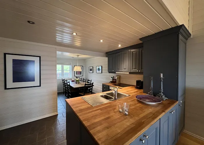 Stylish 4-bedroom With Mountain Views! Lägenhet *