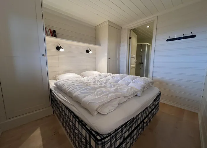 Stylish 4-bedroom With Mountain Views! Lägenhet