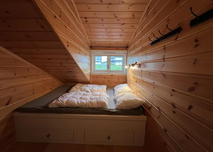 Stylish 4-bedroom With Mountain Views!