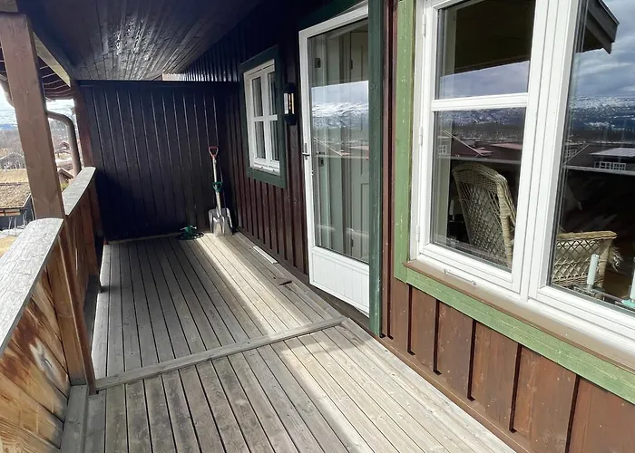 Stylish 4-bedroom With Mountain Views! Lägenhet